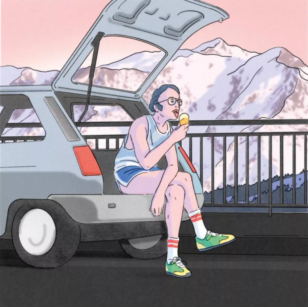 Un personnage assis à l'arrière d'une voiture, mangeant une glace, avec des montagnes enneigées en arrière-plan.