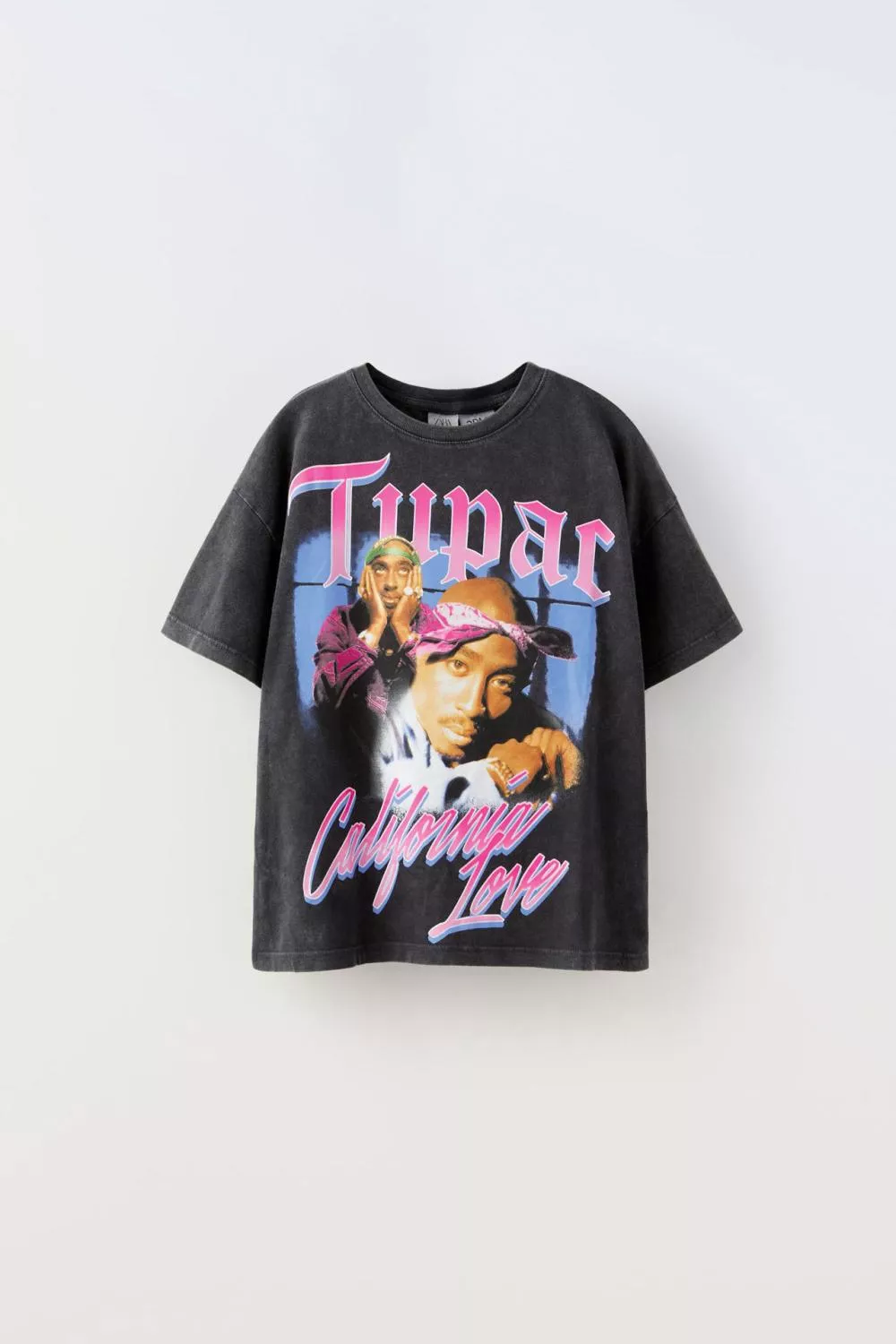 Un t-shirt noir avec des images et des textes colorés, représentant un artiste musical. Les mots "Tupac" et "California Love" sont visibles.